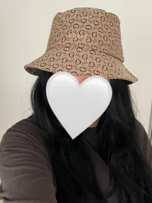 GUESS Hatt - Storlek M, i nyskick. 