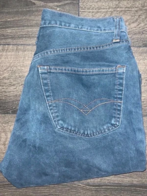 Replay jeans  - Säljer ett par klassiska replay jeans i blå denim. Jeansen har hög midja, raka ben och femficksmodell med snygga sömmar på bakfickorna. Midja 36cm, längd 100cm. Ifall det inte finns någon bild i annonsen där jag bär plaggen jag säljer så är det för att jag ej kan ha storleken heller passformen, så kolla måtten för storlek och googla på modellnamnet för passform 😉 (1) 