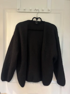 Svart öppen kofta - Säljer denna mysiga svarta kofta från lindex som är öppen med långa ärmar. Säljer pga att den inte används och är lite kort i ärmarna. Storleken är xs/s och köpte för 399 men säljer för 150 :)                     Köparen står för frakten. 