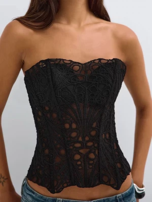 embroidered corset top Gina Tricot - Säljer denna assnygga trendiga korsetten från Gina Tricot i storlek 34, helt ny med prislapp kvar💕Helt slutsåld i alla storlekar online
