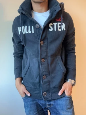 Vintage Hollister Cardigan Med Knappar - Sjukt najs Hollister cardigan med knappar | Storlek L | Mycket bra skick | Modell 175cm, 69kg | 