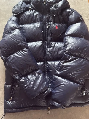 Ralph lauren puffer jacket- GE BUD⚠️ - Den är äkta, köptes för 5500kr på booztlet, kom inte med oseriösa bud! Varm snygg, perfekta jackan helt enkelt. Den är marinblå och glansig, kom dm för fler frågor eller om priset!