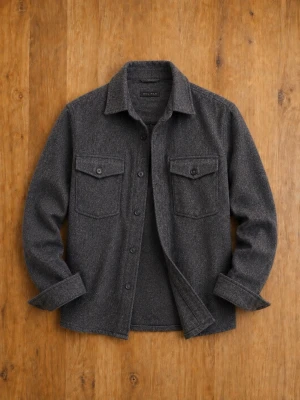 MNG MAN Mörkgrå Ullovershirt / Overshirt – Storlek S - Snygg mörkgrå overshirt från MNG MAN i en stilren och tidlös modell. Tillverkad i en ullblandning med en mjuk, lätt borstad och strukturerad känsla.  Overshirten har klassisk skjortkrage, knappstängning framtill och två stora bröstfickor med lock och knappar. Avslappnad passform som fungerar perfekt över en skjorta, T-shirt eller stickad tröja.  Detaljer:  * MNG MAN * Storlek S * Mörkgrå * Ullblandning * 53 % ull * Två bröstfickor * Knäppning framtill * Klassisk krage
