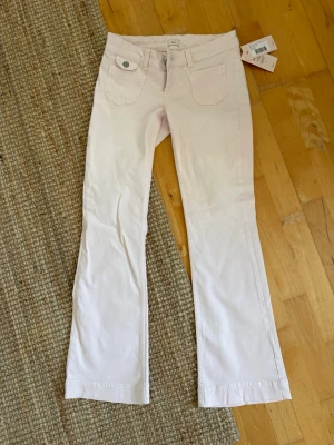 Ljusrosa bootcut jeans från Nelly - Super fina lågmidjade rosa jeans, säljer då dom tyvärr ej används. Kolla gärna in min profil för bundle-rabatter!💗