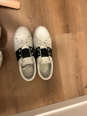 Valentino skor - Säljer de eftersom de är lite för småa för mina fötter. Köpte från merch of Sweden för 5000kr, inte fast prissss