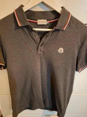 Moncler Pike  - Säljer denna gråa moncler pike i fint skick! OBS!! Osäker på äktheten därav det låga priset!!! Pris går att diskutera vid snabb affär! Hör av dig vid minsta fundering! 