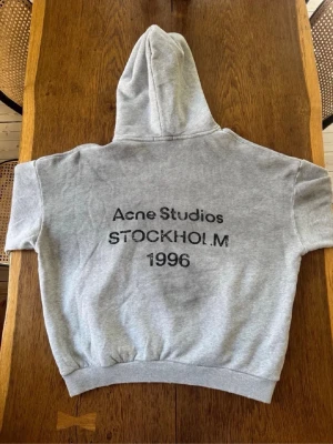 Acne hoodie - Säljer denna acne hoodie. Skriv vid fler frågor och funderingar!