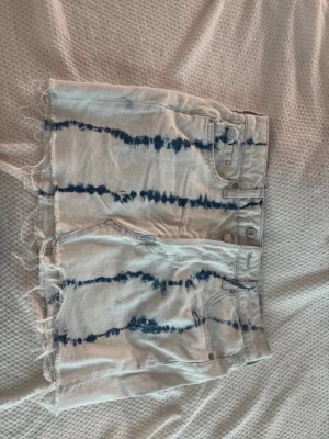 Vit jeanskjol med blå tie-dye - Säljer denna snygga kjol för jag har slutat använda den❤️ 