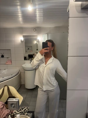 Pyjamas  - Vit mysig pyjamas med rosa detaljer 