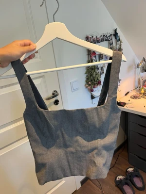 Korsettopp Zara - Grå Korsettopp från Zara som omfamnar figuren fint. Storlek S, inga defekter