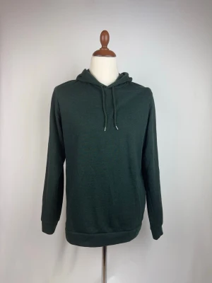 Samsoe Hoodie Mörkgrön - 🌸 INFO OM PLAGGET 🌸  ☑️ Märke: Samsoe ☑️ Storlek: Large ☑️ Färg: Mörkgrön ☑️ Skick: ⭐⭐⭐⭐⭐  ✨ Detaljer: ☐ Inga hål ☐ Inga fläckar ☐ Nytvättad ☐ Rökfritt hem ☐ Djurfritt hem  📏 Passform: ☑️ Normal   📦 Skickas snabbt. 💬 Skriv gärna om du vill ha fler bilder eller mått. 🤍 Paketrabatt vid köp av flera annonser. 🌟 Titta gärna på mina andra annonser!