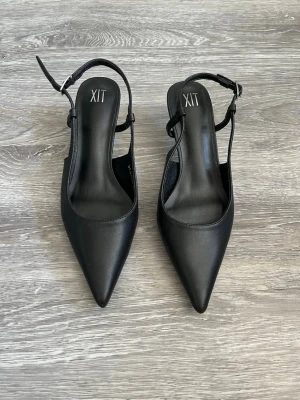 Svarta slungbacks pointy toe kitten heels från dinsko - I fint skick, endast använda vid två tillfällen!🥰Säljer då jag inte hinner använda dom då jag har andra klackar. Superbrkväma, får inte skavsår i domhär och lätta att gå i. Dom sitter verkligen fast på foten. Skulle säga att dom passar 37/38