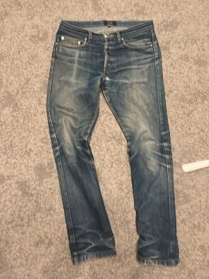 A.P.C. Jeans - Apc jeans i modellen new Cure h och är storlek 28 och kan även passa 27 skriv privat för mått
