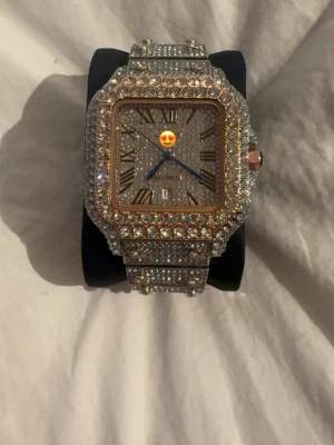 Glittrig fyrkantig klocka i silver och guld - Automatisk, visaren glider fram samt så är det moissanite stenar. Extra länkar följer med samt ett litet kit för att ta av länkar och sätta på. Den bästa moissanite kvaliten du kommer hitta bokstavligen.