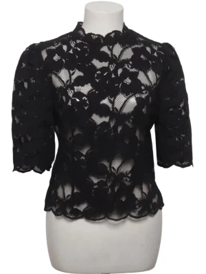Svart spetsblus från hm!!💓💓 - Trendig snygg svart blus i spets från Hm!! Blusen är kanppt anvädn så den är i myxket bra skick💝💝 Priset går att diskutera vid en snabb affär, försöker alltid posta samma dag!!💝💝🍒🍒