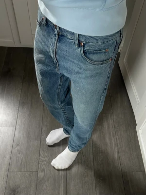Ljusblåa Lee jeans - Klassiska Lee Rider jeans med snygg och tidlös passform. Jag är 180 cm / 70 kg och bär jeansen på bilderna, så passformen syns tydligt.  Jeansen är i mycket fint skick utan defekter. Inga hål, fläckar eller andra skador.  Modell: Lee Rider Storlek: W30 L33 Nypris: ca 1 000 kr Skick: Mycket fint skick  Mått:  * Längd: 105 cm * Bredd: 40 cm * Benbredd längst ner vid ankeln: 18 cm  📦 Postas inom 24 timmar! 📸 Se bilder för skick och passform.