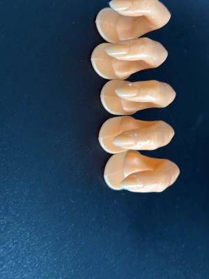Plasthand för nagelövning - Säljer fem stycken naturfärgade plasthänder för nagelövning. Perfekta för att träna på att måla eller dekorera naglar. Varje hand har en realistisk form och är tillverkad i tålig plast. Smidig att använda för både nybörjare och proffs inom nagelvård.