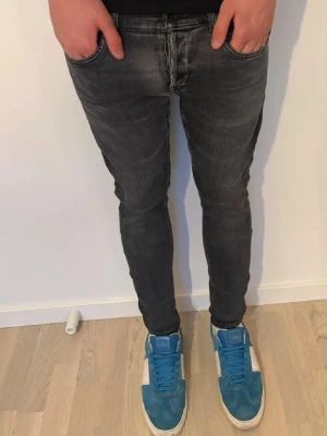 Dondup jeans - Dondup jeans | Storlek 34 | Modell: George Bra skick, defekter syns i bild