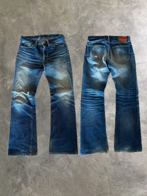 Japansk selvedge jeans - Tjena! Säljer ett par selvedge jeans | Passform: Bootcut | W30 | Skick: Mycket bra men finns små fläckar, (Se bilder) | Mått: Midja 41cm Ytterbenslängd 104cm Benöppning 22cm