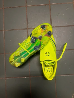 Adidas f50 elite  - Riktigt nice par f50 elite nypris 3299kr. Använda 1 träning på gräs så inga täcken på användning. Kommer med låda och påse 