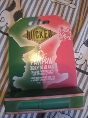Wicked och bridgerton läppbalsam  - Aldrig använda. Går att köpa en säljer bridgerton för 40 och wicked för 55 annars båda för typ 85 
