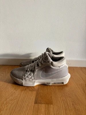 Lebron Witness 8 - Hej! | Säljer ett par Nike Lebron Witness 8 | Dessa skor är i mycket gott skick och fortfarande mycket kvar att ge! | Har använt dessa 3 gånger och de är riktigt snygga och sköna att se på planen! | Skriv vid intresse! 