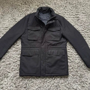 J Lindberg Field Jacket - Säljer denna riktigt feta j Lindeberg field jacketen!⭐️Skick : 9,5/10!🙌Storlek M!⭐️NYPRIS = 4000kr! Hör gärna av er om ni har funderingar!👍