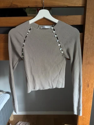 Beige ribbad topp med knappar fårn Zara - Supersnygg populär topp! Står st L men passar som en S. Priset går att diskutera 