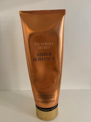 Victoria's Secret Amber Romance lotion - Amber Romance Fragrance Lotion från Victoria's Secret med en varm, bärnstensfärgad tub och guldiga detaljer. 236 ml men är använd och har runt 50% kvar. Perfekt för dig som vill ha en lyxig och återfuktande lotion med en nostalgisk doft.