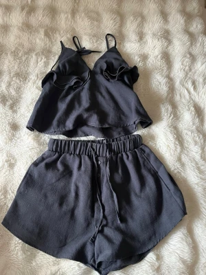 topp och shorts - säljer att gulligt set med shorts och topp, som kan användas som hemma kläder eller utomhus. båda är i storlek S. toppen sitter ganska kort på. aldrig använda men utan prislapp!💙