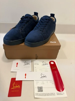 Marinblåa Christian Louboutin skor - Marinblåa Christian Louboutin mocka skor ||  Storlek 43 ||  Nästan helt nya endast använda 2-3 gånger ||  Box och alla accessoarer ingår ||  Skriv vid minsta fråga eller fundering🤝