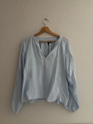 Helt ny Vera Moda blus  - Säljer denna helt nya blusen som är köpt på Vera Moda, den är aldrig använd. Det är storlek xs men den är stor i storlek och passar mig som vanligtvis bär storlek M. 