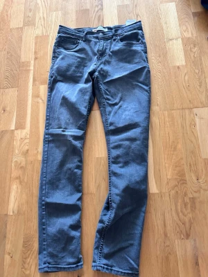 Mörkblå raka jeans - Snygga mörkblå jeans med rak passform och klassiska fem fickor. Jeansen har normal midja och stängs med dragkedja och knapp. Perfekta till en avslappnad stil och passar till det mesta i garderoben.