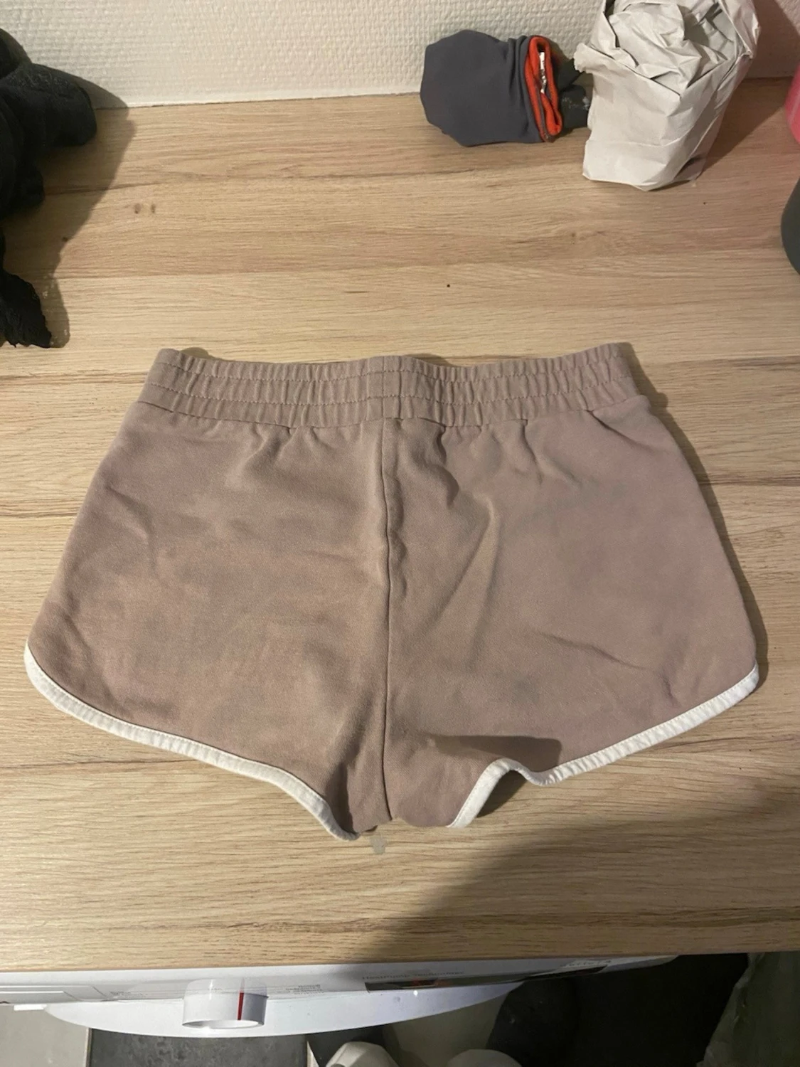 Beige mjukisshorts med vit kant - 1