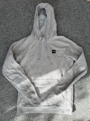 Under Armour hoodie | S - Säljer denna snygga Under Armour hoodie | Storlek: S | Mycket bra skick | Hör av er vid intresse!🌟