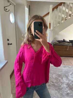 Skrikrosa skjorta - Skrik rosa skjorta i mycket bra skick, lite mindre rosa i verkligheten än på bild