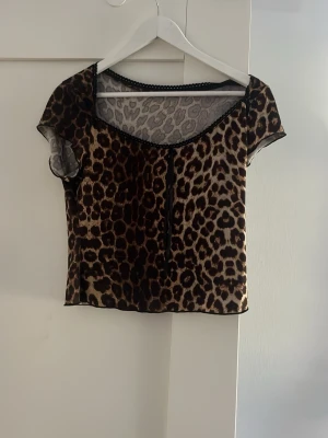 Leopardmönstrad mesh topp - Säljer denna leopard mönstrade topp då jag inte använder den