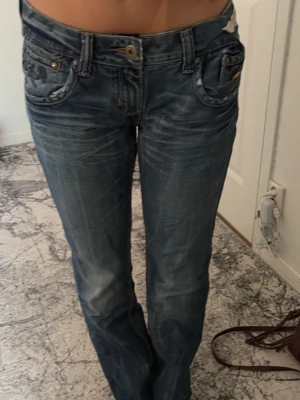 Coola jeans - Super snygga low waist jeans, lite baggy passform raka/bootcut. Midjemått tvärs över ca 41cm (har spänt åt dem på bilden) dem är för stora för mig. Innerbenslängd är 77cm 😊Finns även skosnöre som man kan spänna åt i midjan for olika passformer, går att ta bort enkelt💜