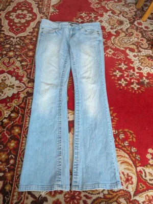 Ljusblåa jeans - Jätte snygga ljusblåa jeans köpta secondhand men som tyvärr inte passade, skriv gärna ifall fdu har frågor
