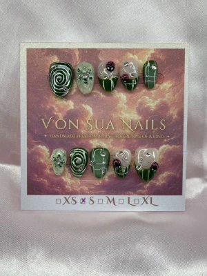 Mantis (S);ExtraShortAlmond  - Handgjorda press-on naglar i olika gröna nyanser med silver swirl-mönster, 3D-blommor och små  nyckelpigor. Unik design som sticker ut och passar dig som vill ha något extra.S: 15 mm, 11,5 mm, 12 mm, 11 mm, 9 mm 
