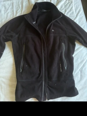 Svart fleece jacka - Okej skikc