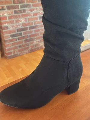 Svarta skor från Duffy, aldrig använda.  - Stilrena svarta ballerinaskor från Duffy i storlek 39. Skorna har en spetsig tå och är tillverkade i ett mjukt material med gummisula för bra grepp. Perfekta för dig som gillar enkel och klassisk stil.