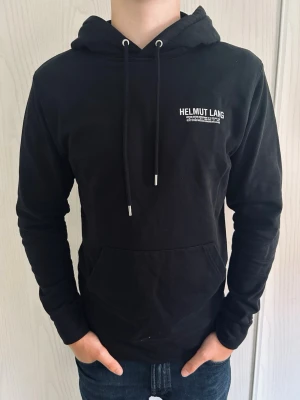 Helmut Lang hoodie - Svart Helmut Lang hoodie Storlek: S Skick: Mycket bra skick Nypris: 4600 SEK Passform: Se bild Modellen på bilden: 184 CM och 77 KG Skickas inom 24h😁