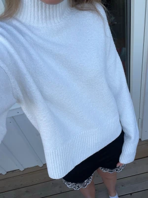 Vit stickad polotröja - Mysig vit stickad tröja från &otherstories, i storlek S. Tröjan har hög krage och ribbade detaljer vid hals, ärmslut och nederkant. Tröjan har en avslappnad passform. 