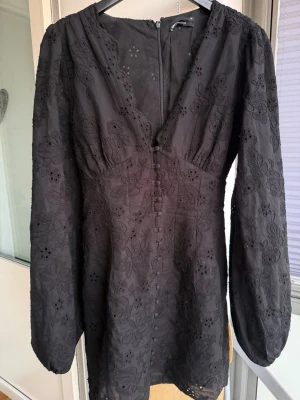 Kort klänning - Söt kort klänning ifrån Gina tricot, liknar adoore. Nästan oanvänd. Storlek 36😚