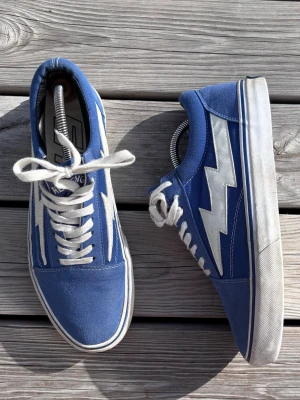 Revenge x storm - Säljer dessa snygga Revenge x storm Vans, köpta för rätt mycket för ett tag sen men inte använt de så mycket. Passar storlek 42,5-43. Skicket är ändå rätt bra avgör på bild, vid frågor skriv!