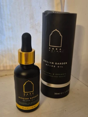 Casa Noire Sicilian Garden Beard Oil - Casa Noire Sicilian Garden Beard Oil är en naturlig och ekologisk skäggolja i svart och guld flaska med pipett. Oanvänd 