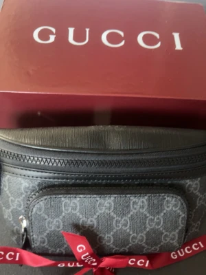Gg mönstrad magväska - En stilig fin magväska som passar i alla årstider passar bra och är bra material. Väskan är i nytt skick aldrig använt och är bra för resor