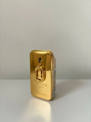 Rabanne Million Gold For Him EdP Intense 50ml (95% kvar) - Säljer Rabannes nya Million Gold Eau de Parfum Intense för herrar (50 ml). Endast testsprutad, så det är 95%+ kvar i flaskan. Sjukt fräsch och lyxig doft med noter av mandarin och cederträ. Perfect för både vardag och fest! Emballeras mycket väl för en säker leverans!