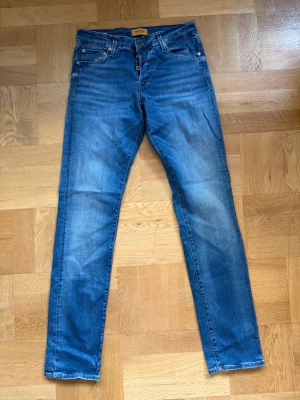 Blå Jack & Jones jeans  - Blå Jack & Jones jeans, storlek W30 L34 med passformen Slim/Glenn. Hör av dig kring minsta fundering! 